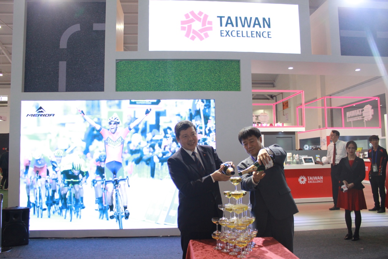 台灣精品館媒體見面會由雲南省工商聯王偉副主席與外貿協會葉明水秘書長主持香檳塔儀式