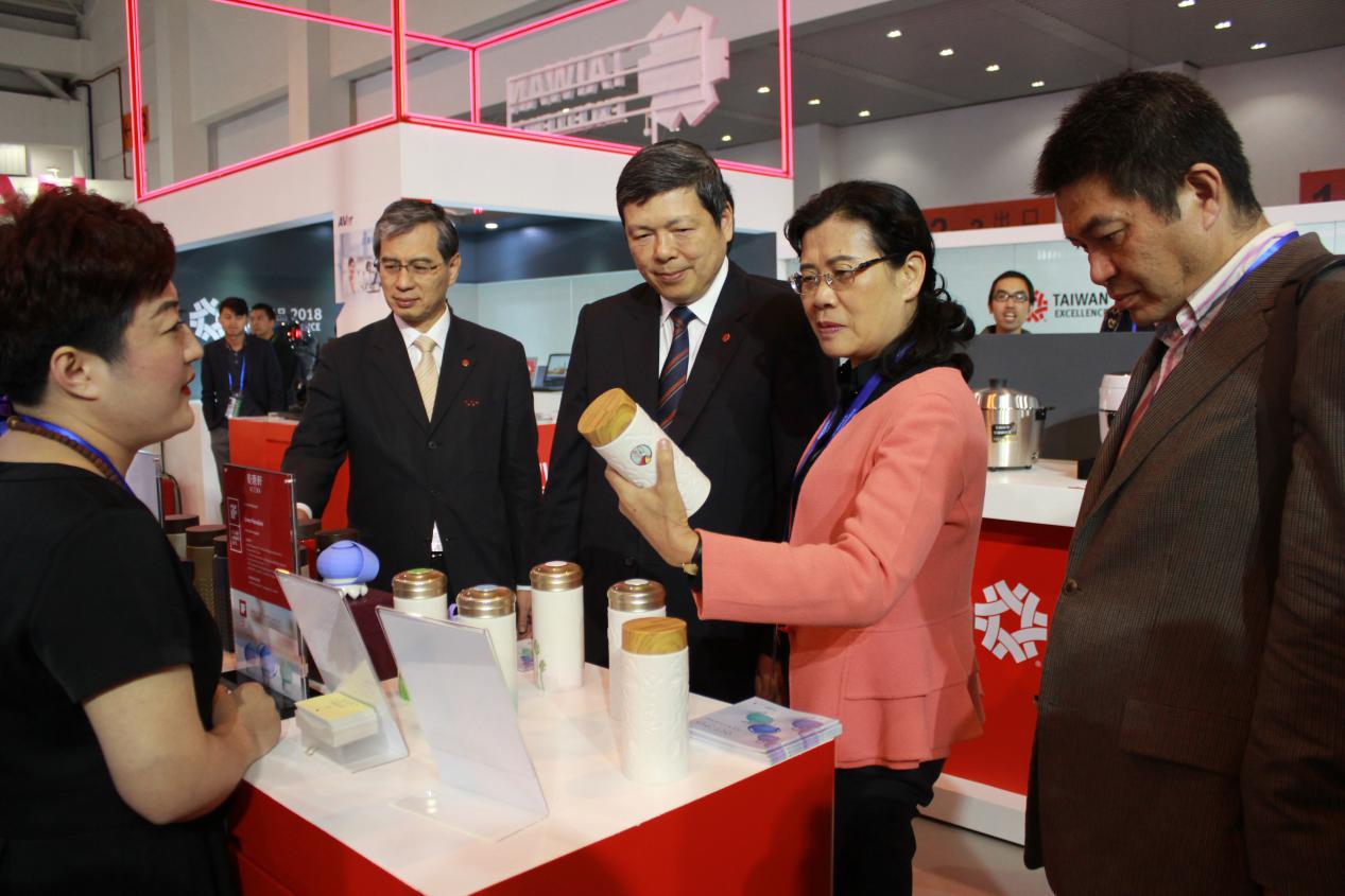 乾唐軒陶瓷杯吸引雲南商務廳張紅霞副巡視員興趣