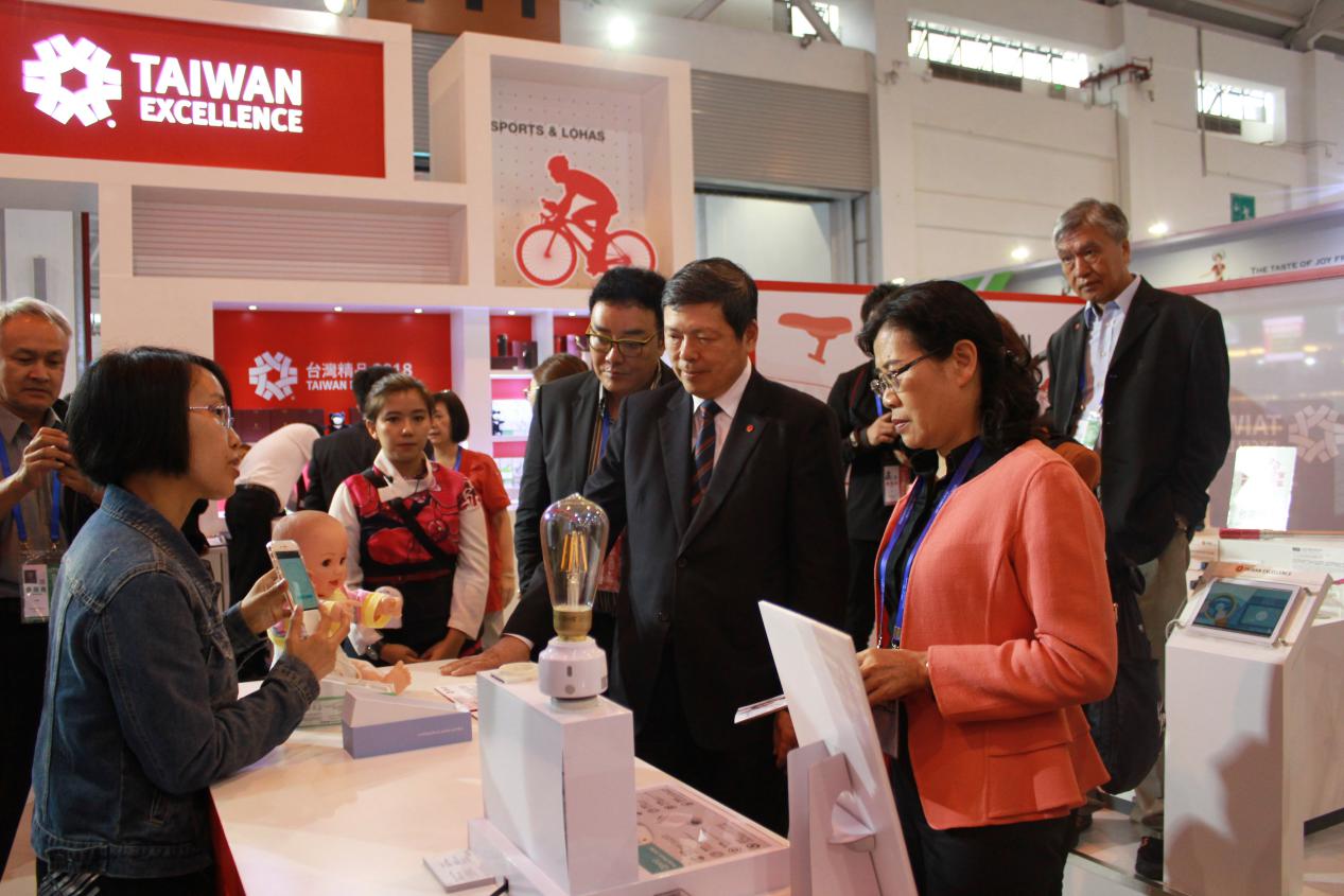 IMG_4783_瀚荃向雲南商務廳張紅霞富巡視員(右一)與外貿協會秘書長(右二)介紹Opro9尿溼感知器