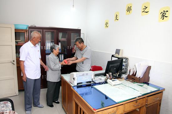 棉花所老党员交纳特殊党费感恩共产党