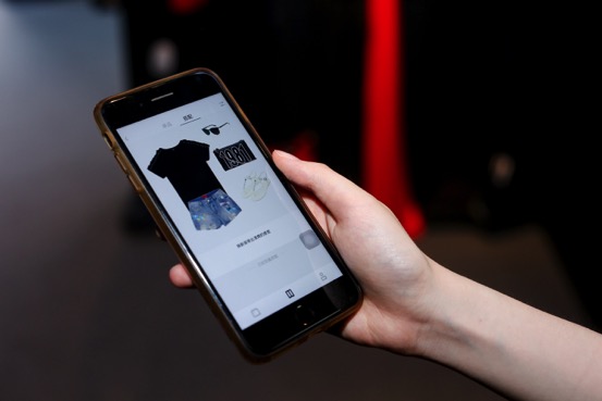 Macintosh HD:Users:Amber:Desktop:FashionAI配圖（不帶logo）:在淘寶上，消費(fèi)者可以通過“我的淘寶”中看到穿搭建議.jpg