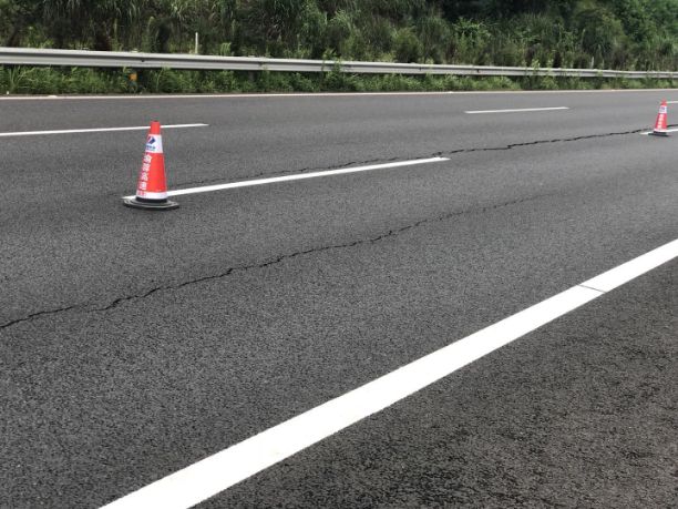 成安渝重庆至成都方向车道发现裂缝 边坡塌陷