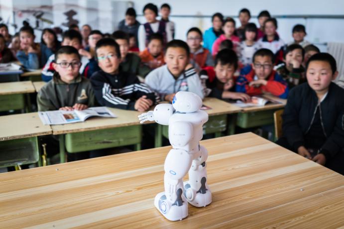 17.北京科技报为小学带去了两个会做操讲科普知识的机器人，这种简单的机器人却让孩子眼界大开。20180523-_DSC31140
