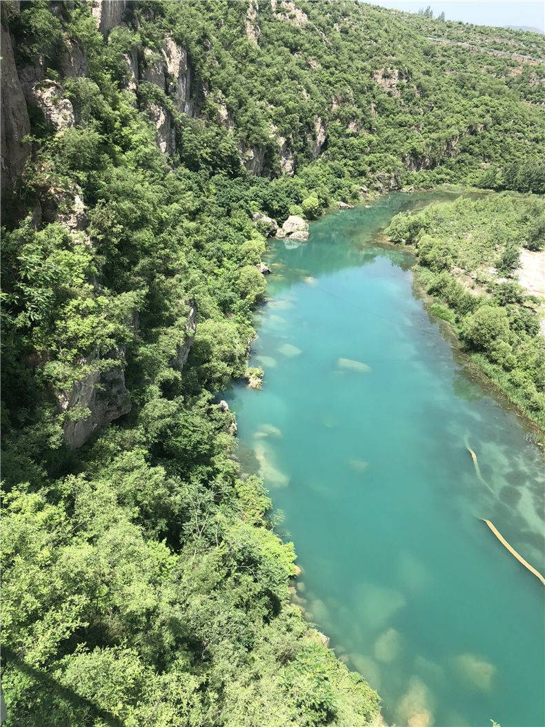 让心情去旅行 随着淇河谷生态旅游度假区桑园小镇淇河谷景区中5D玻璃栈道的正式营业,这里无疑是你选择周边休闲度假游的最好理由。 没错,没错,你没有看错! 我大鹤壁也有这样的令人 闻!风!丧!胆! 的游玩项目啦! 走在沿悬崖峭壁修建而起的玻璃栈道上, 那种体验 可不是你在平地上能想象到的!