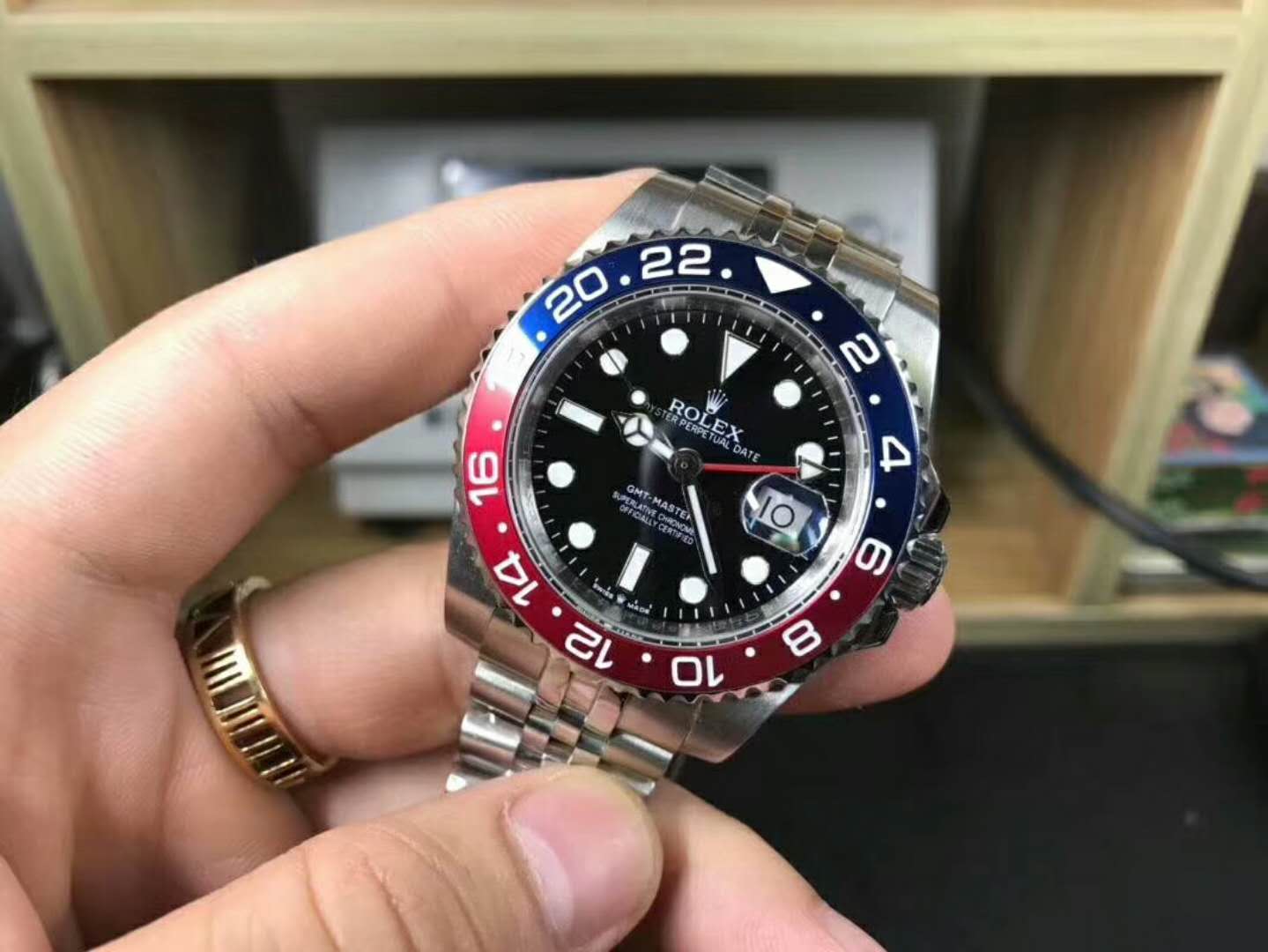 明星袁咏仪拿下今年爆款劳力士红蓝圈GMT,她