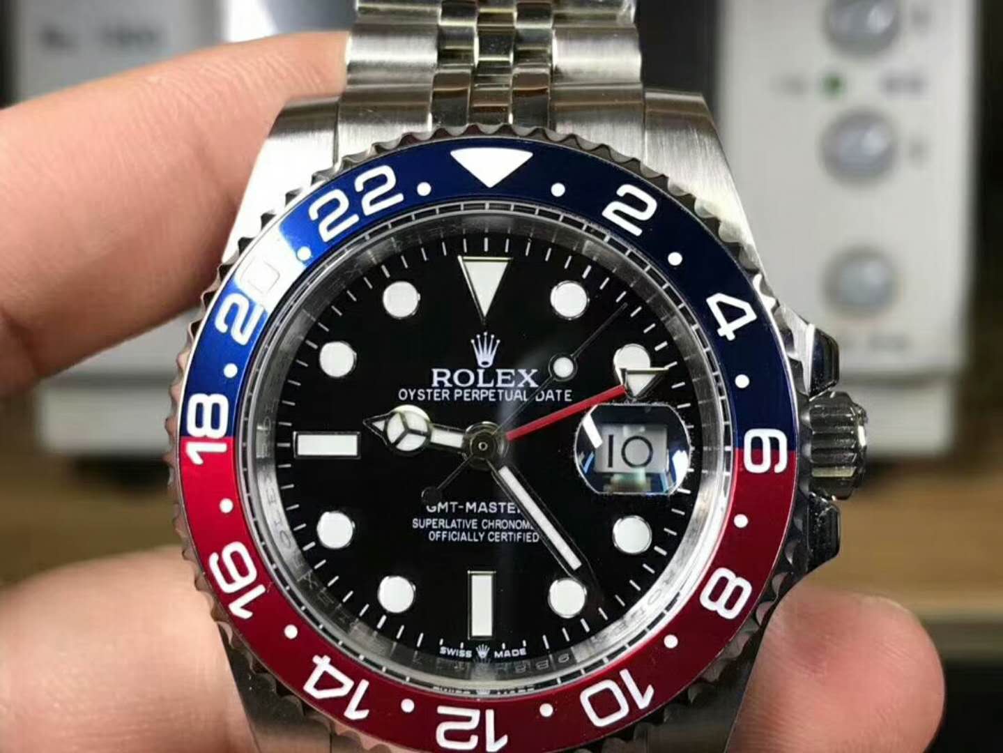 明星袁咏仪拿下今年爆款劳力士红蓝圈GMT,她