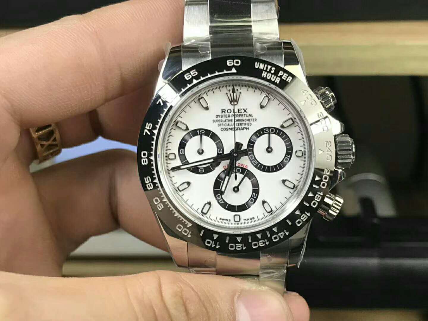 明星袁咏仪拿下今年爆款劳力士红蓝圈GMT,她