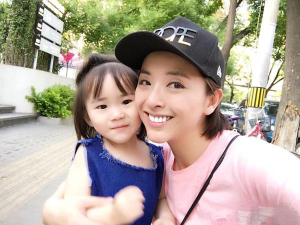 她是张国立旗下艺人,却被终身禁入迪士尼游玩