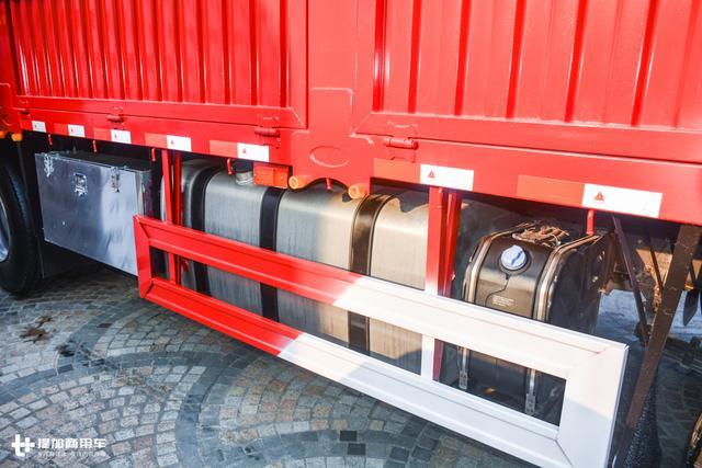 最大可选500马力，自重轻，舒适性也高，陕汽这款绿通载货车要火 - 第4张