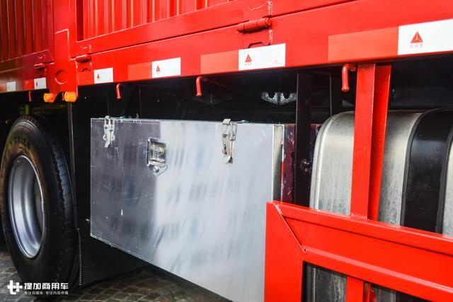 最大可选500马力，自重轻，舒适性也高，陕汽这款绿通载货车要火 - 第5张