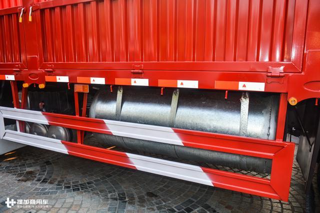 最大可选500马力，自重轻，舒适性也高，陕汽这款绿通载货车要火 - 第3张