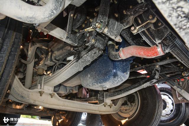 最大可选500马力，自重轻，舒适性也高，陕汽这款绿通载货车要火 - 第7张