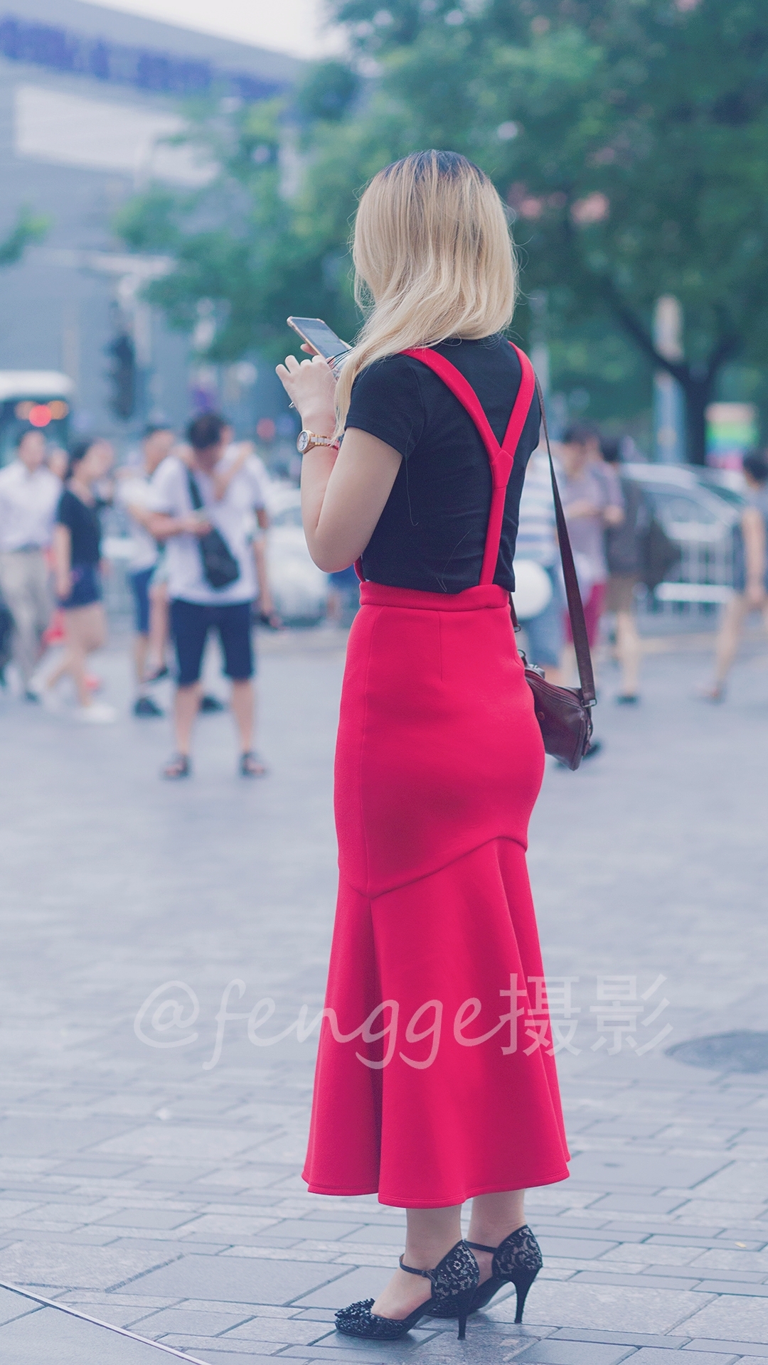 街拍:偶遇穿红色背带裙的美女,她那微胖的身材