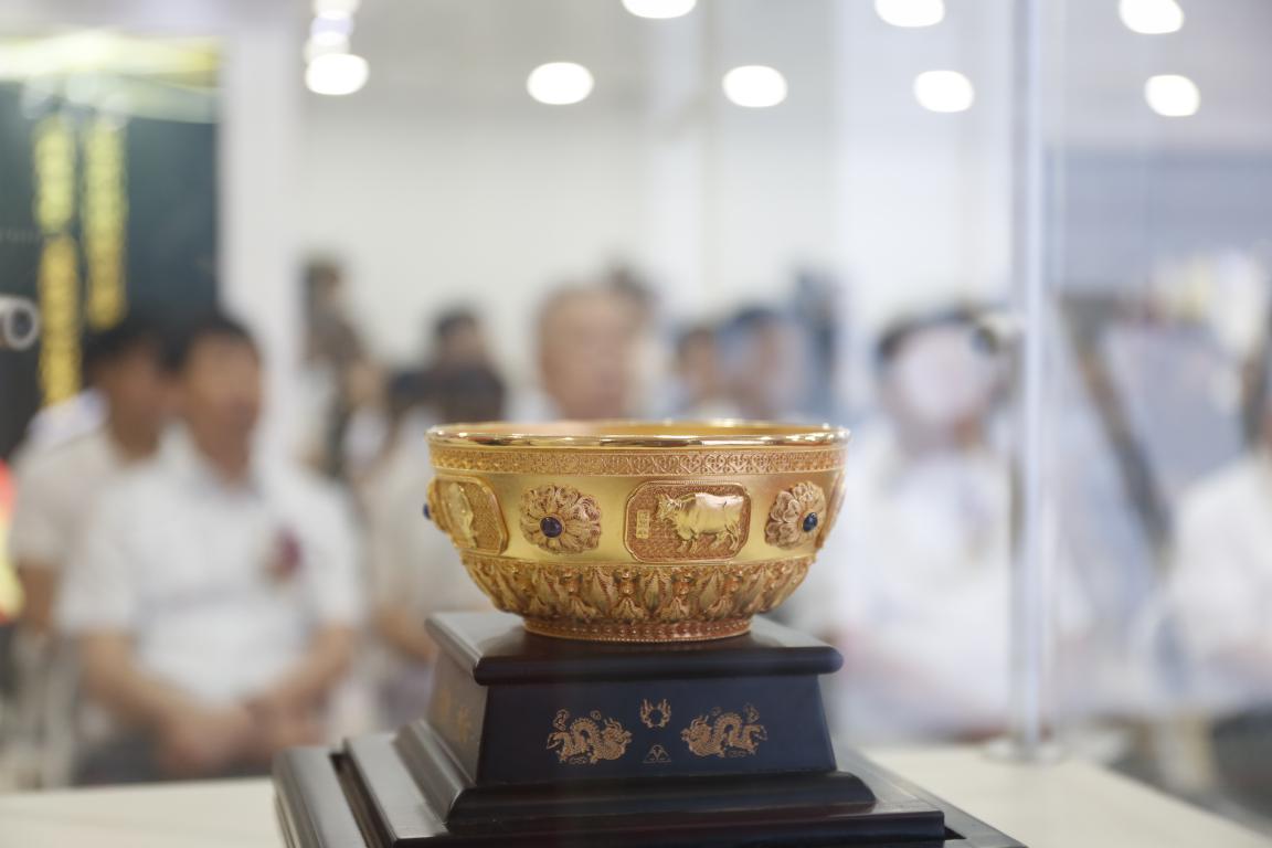 纪念改革开放40周年藏品《传家宝·金饭碗》全国首发
