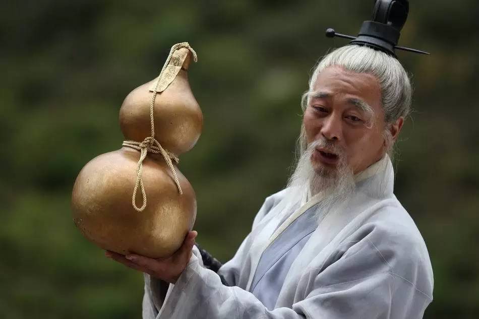 还有孙悟空偷吃太上老君的仙丹的情景,仙丹也是用葫芦装的.