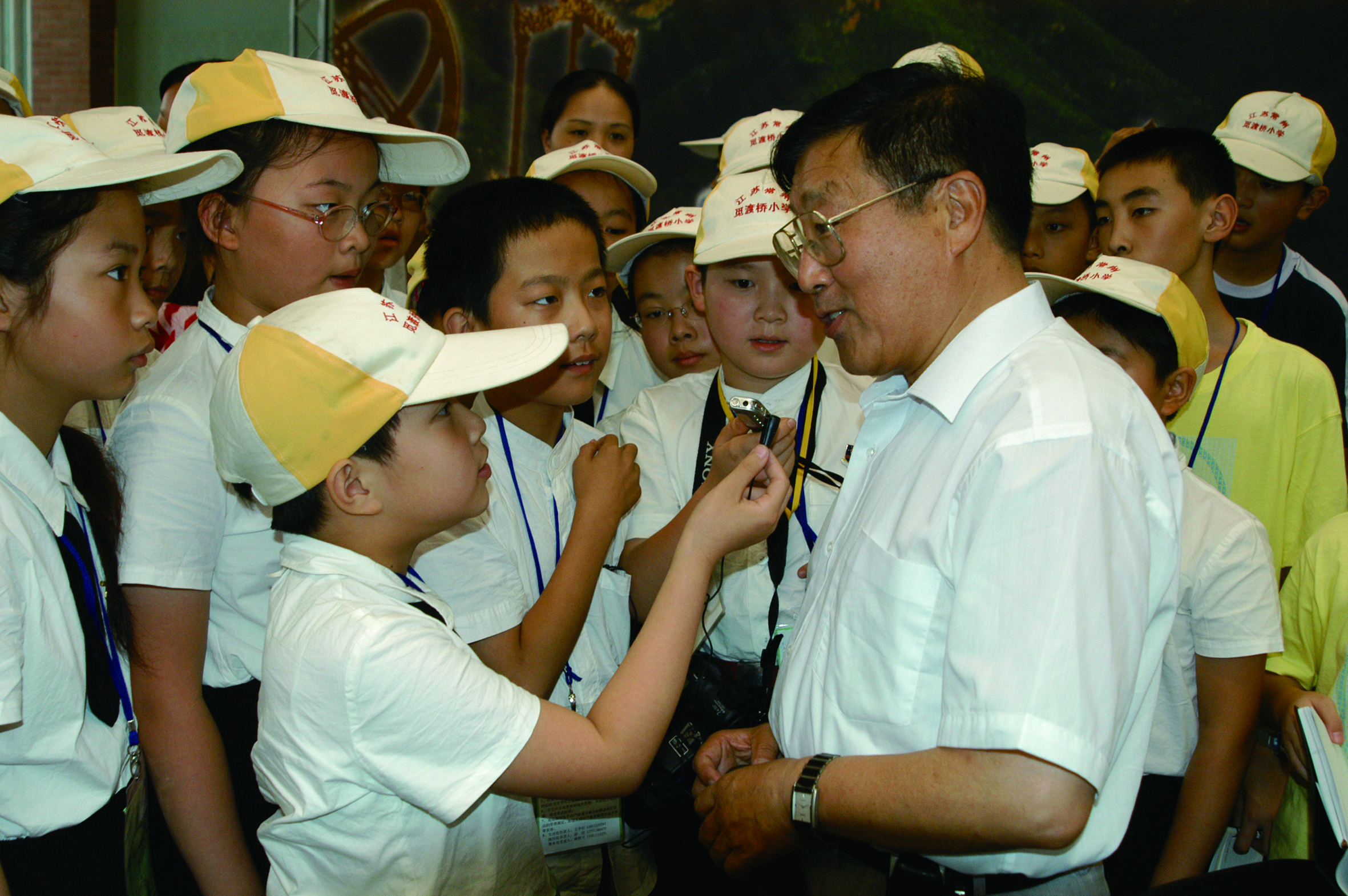 刘来福和孩子们一起探讨科学问题.jpg