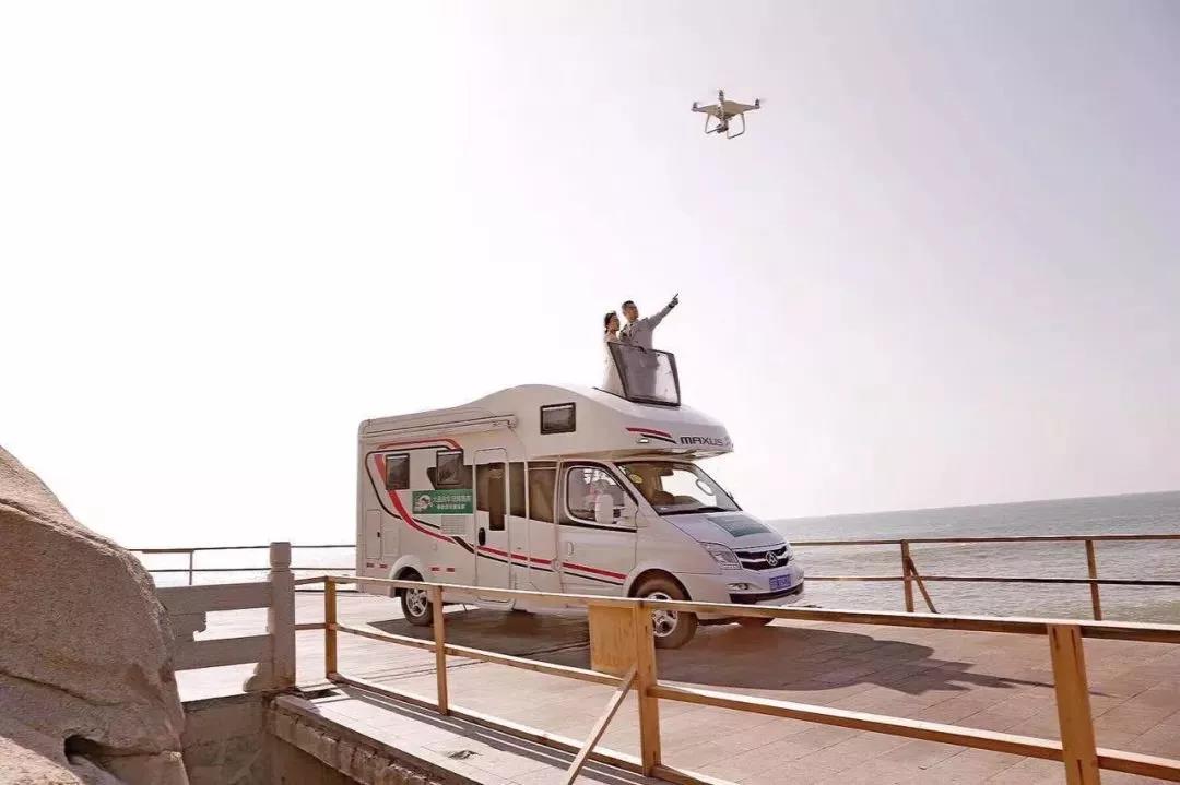 秋高气爽的天儿开着房车出去浪