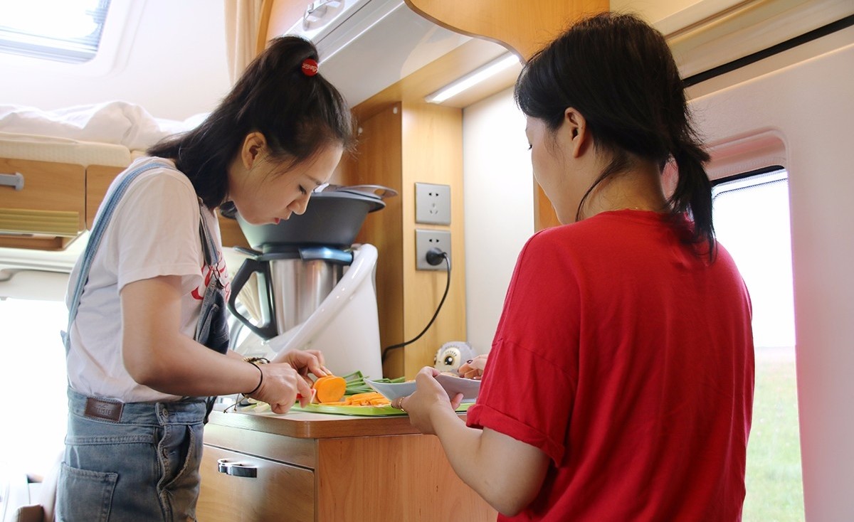 秋高气爽的天儿开着房车出去浪