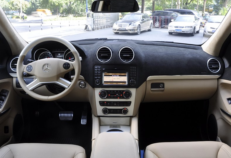 汽车头条 - 偶遇一辆SUV,车牌4个9,车标是只马