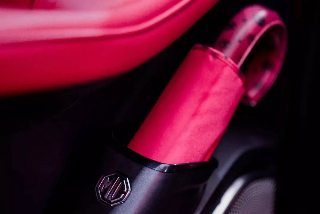 汽车头条 - 荷尔蒙弥漫整个解放碑!名爵HS正