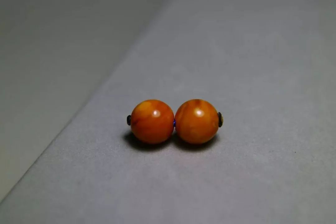 当然,善良的部落君肯定不会不理朋友们,毕竟没你们我也坚持不到现在。 下面就介绍几种老蜜蜡的搭配方法: 一、手串 手串是最常见的型制之一,也是有钱!非常有钱!的蜜蜡人必需的装饰品。 毕竟现在这一串枣珠的价格早就破万了吧~~ 老蜜蜡108串珠 老蜜蜡枣珠手串 当然,一条老蜜蜡手串,在珠子的尺寸、型制,还是颜色上都有很多选择,圆珠,枣珠,鼓珠都可以,在加上老珠子的珠光宝气,在众多手串周绝对属于万众瞩目!(别跟我提松石那个神经病)。 老蜜蜡鼓珠 老蜜蜡圆珠 二、配多宝 玩多宝的乐趣就在于我们可以不断发现
