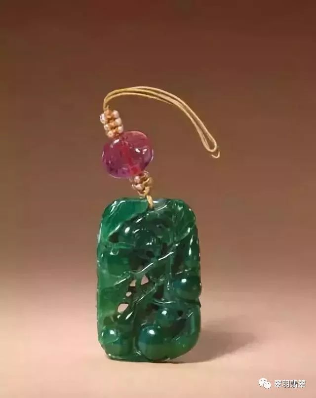 这些宫廷所用的翡翠玉佩颜色浓郁均匀,质地细腻,透明度高,不仅
