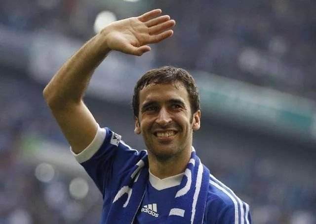 劳尔只在沙尔克04效力两个赛季为什么有退役球衣待遇