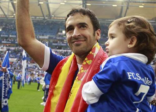 劳尔只在沙尔克04效力两个赛季为什么有退役球衣待遇