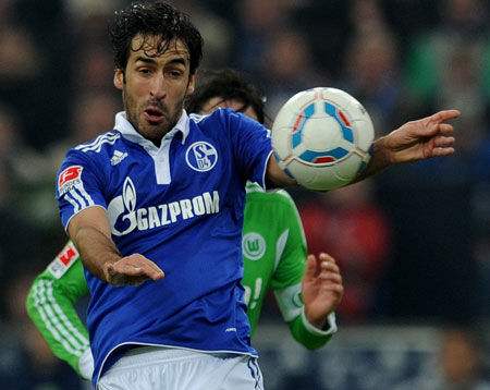 劳尔只在沙尔克04效力两个赛季为什么有退役球衣待遇