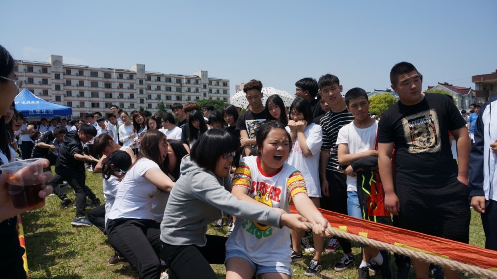 校园拔河比赛.JPG