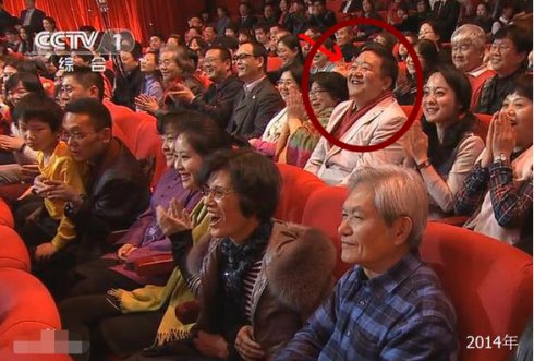 2019春晚观众席不见“笑脸哥”，原来他左腿患风湿病在家休养