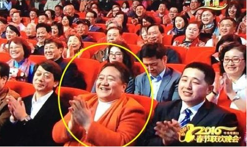 2019春晚观众席不见“笑脸哥”，原来他左腿患风湿病在家休养