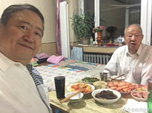2019春晚观众席不见“笑脸哥”，原来他左腿患风湿病在家休养