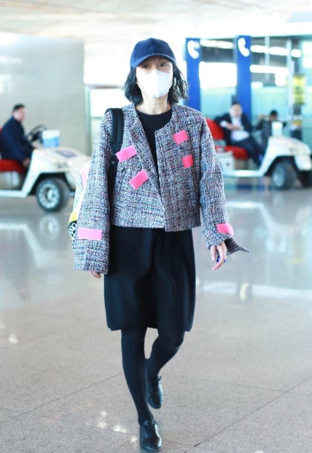 周迅机场又穿裙子了，半身裙搭配打底裤，随性保暖还时髦！