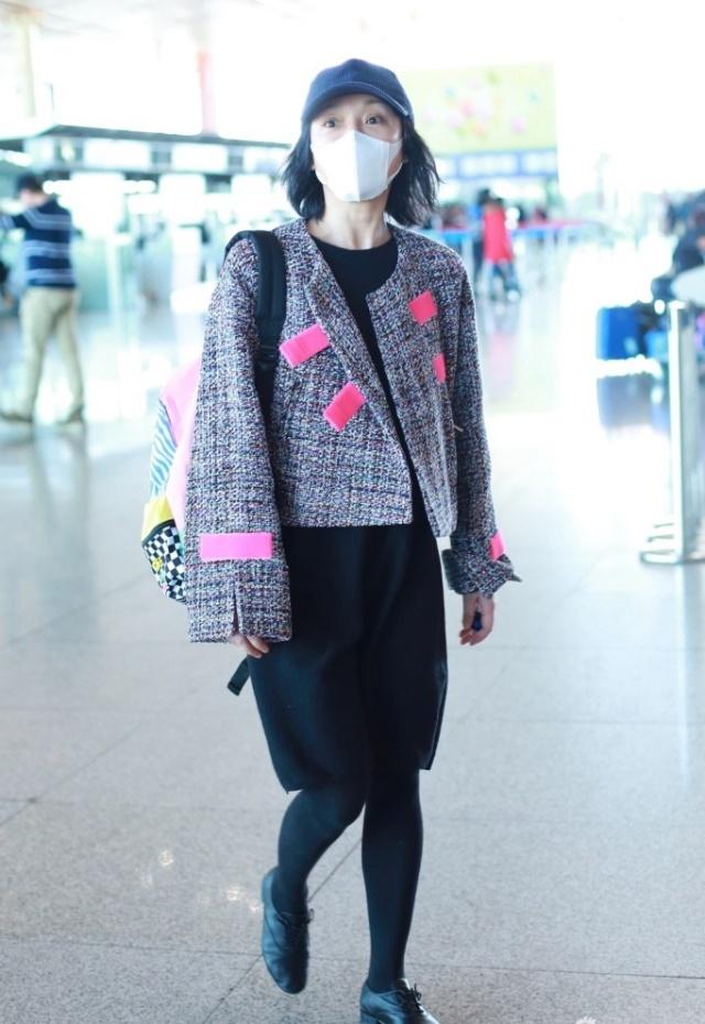 周迅机场又穿裙子了，半身裙搭配打底裤，随性保暖还时髦！