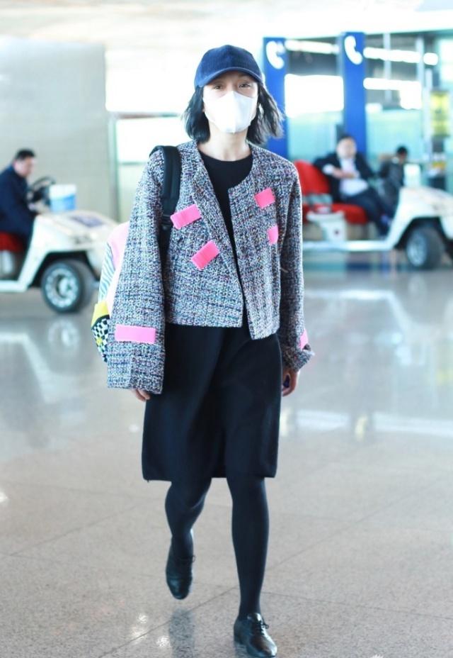周迅机场又穿裙子了，半身裙搭配打底裤，随性保暖还时髦！