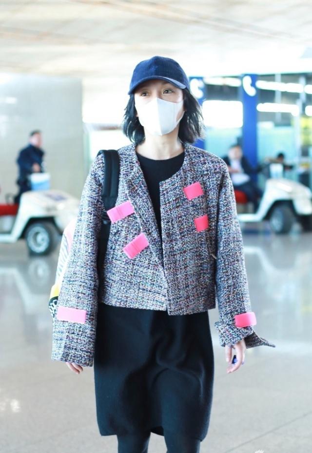 周迅机场又穿裙子了，半身裙搭配打底裤，随性保暖还时髦！