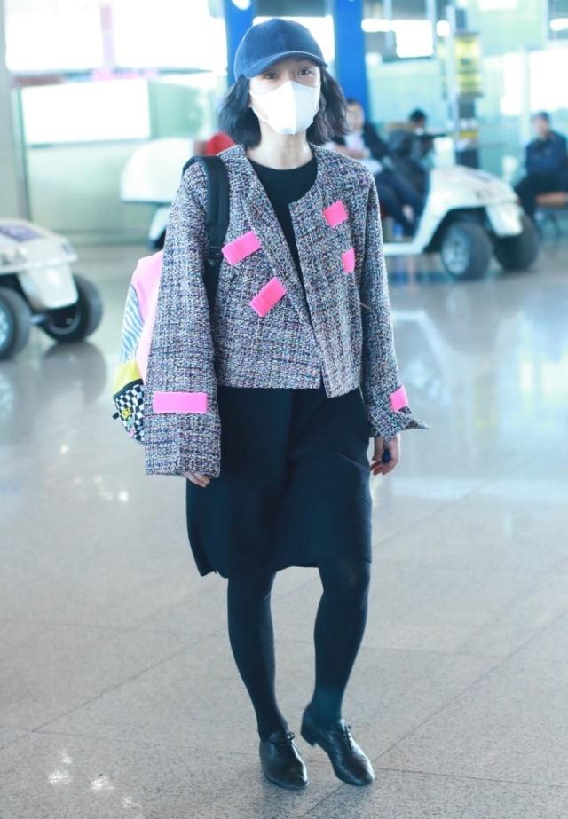 周迅机场又穿裙子了，半身裙搭配打底裤，随性保暖还时髦！