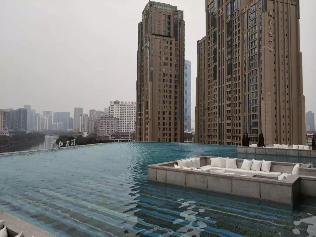 都在对话吴思竹？成都还有这么多地产媒体的嘛！