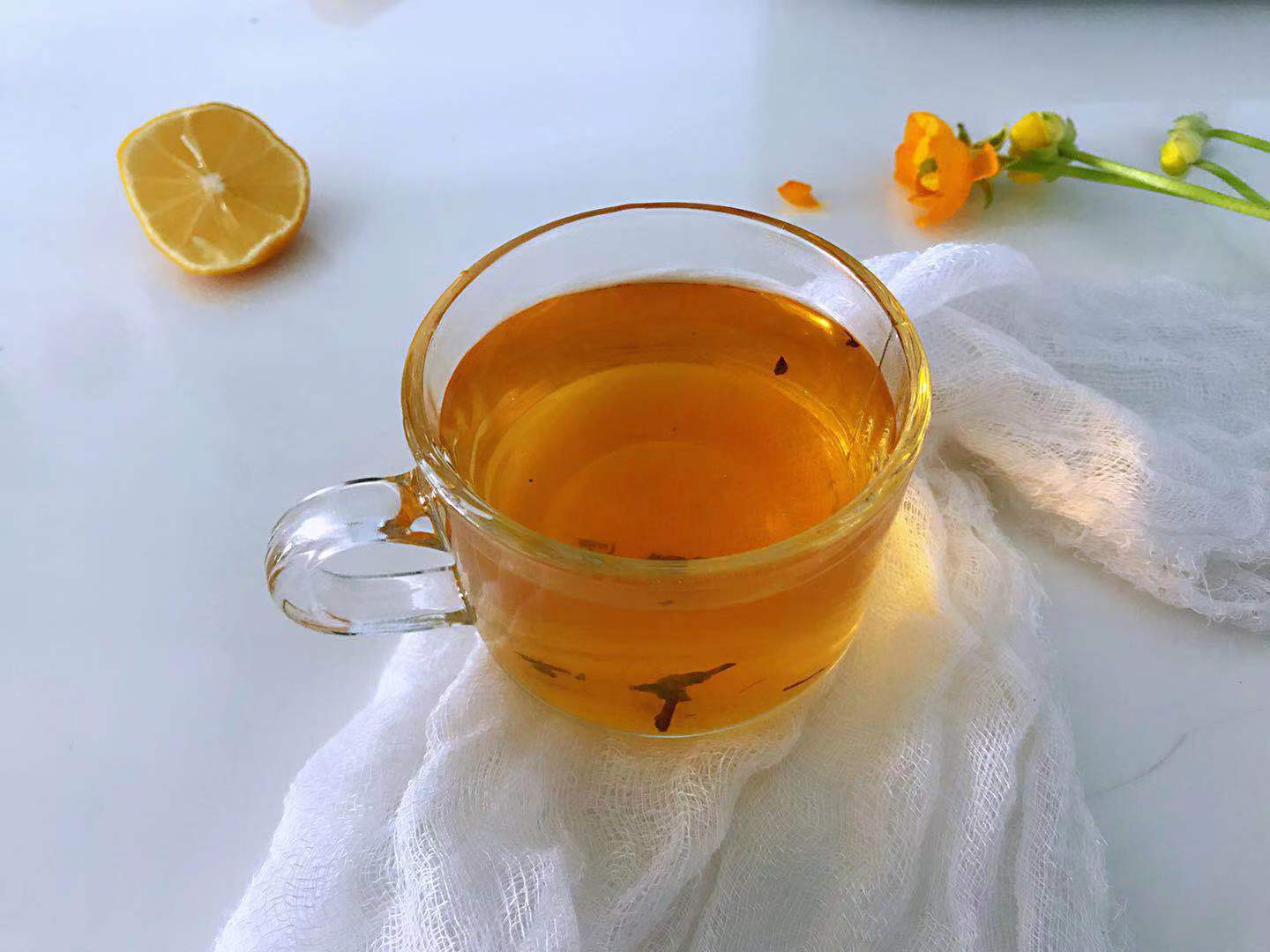 一个水果加上一点茶叶,泡水喝,酸甜开胃,排毒清肠,一身轻松!