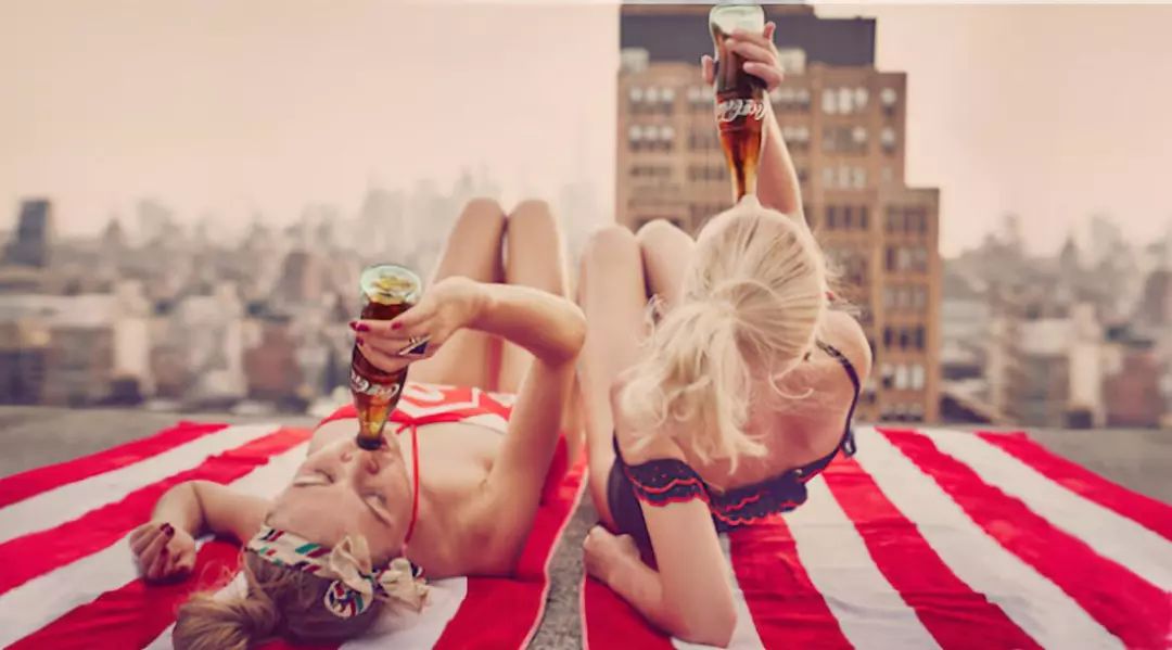 一个玻璃瓶，是如何帮助可口可乐名利双收的？