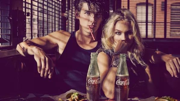 一个玻璃瓶，是如何帮助可口可乐名利双收的？