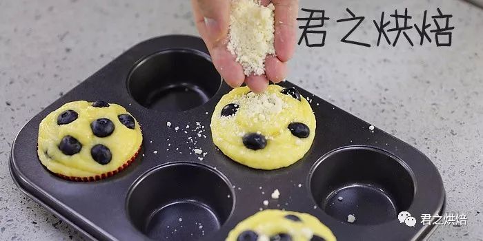 10分钟搞定的蓝莓麦芬，顶着大大的蘑菇头~