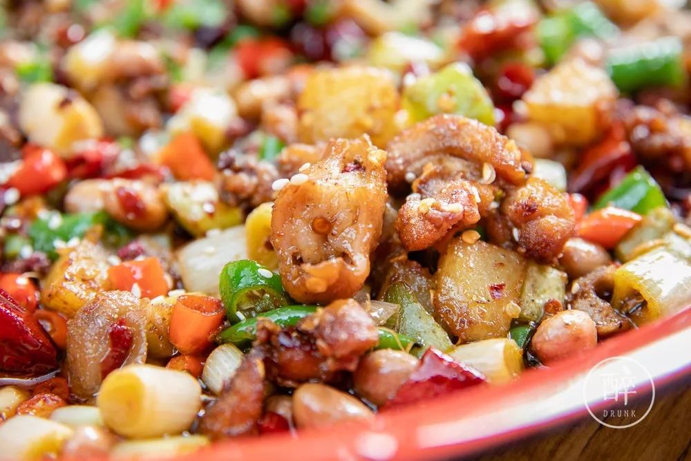 太古里旁边即将拆迁的老街，藏着一家爆炒川味