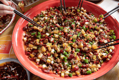 太古里旁边即将拆迁的老街，藏着一家爆炒川味