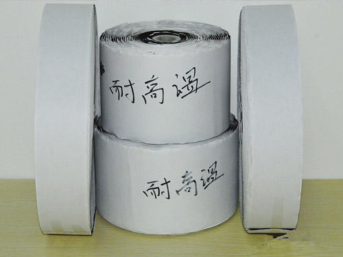 深圳市瑞鴻富科技有限公司耐高溫背膠魔術(shù)貼 背膠魔術(shù)貼是指在普通魔術(shù)貼和特殊魔術(shù)貼帶子本身的基礎(chǔ)上，經(jīng)過高溫背膠熱熔機，將膠水熔解在普通魔術(shù)貼和特殊魔術(shù)貼帶子的背面，再貼上一層油性離型紙，就是成品的背膠魔術(shù)貼。 1.背膠魔術(shù)貼有分普通的熱熔膠水，其熔化點較低，適合低溫環(huán)境和冬季使用，其粘著力一般，持有力也比較一般； 2.另一種是耐高溫熱熔膠，熔化點較高，適合夏季和一些高溫機械上使用，粘著力比較強，粘著后的持有力也比較強； 3.還有一種為背膠產(chǎn)品，即利用膠裁剪成相應(yīng)規(guī)格粘附魔術(shù)貼產(chǎn)品背面，屬于相對特殊高檔的加工產(chǎn)品！ 深加工分為幾種，最常見的是25米/卷或者50碼/卷直接出貨的，還有是加工切片，按客戶要求切成一定長度的尺寸，再有是沖型，也是按客戶要求進行沖型，也有按照復合工藝的背膠方式，類似大家所常見的背靠背等，還有是有些客戶要不規(guī)則的寬度時就需要用分條，把較寬的材料分條成客戶要求的寬度，有一些還需要分條后再加工切片等等深加工。 背膠自粘魔術(shù)貼耐熱性：在180℃軟化，于215℃-220℃開始熔化。魔術(shù)貼規(guī)格：10mm、16mm、20mm、25mm、30mm、50mm、60mm、80mm、100mm、110mm、130mm等多種規(guī)格 公司專業(yè)魔術(shù)貼背膠加工： 1.背膠自粘魔術(shù)貼打樣時間：1工作日完成 2.背膠魔術(shù)貼后加工內(nèi)容：分條，切片，沖型，排料，PP袋包裝，貼合 3.背膠魔術(shù)貼膠水型號：黃膠，普通膠，耐高溫膠，防水膠，背貼膠，3M膠等 4.背膠魔術(shù)貼應(yīng)用范圍：紙類，塑膠類，五金型等 5.客戶可免費拿樣 詳細介紹 膠水：常溫膠（熱溶膠）、特粘膠、耐寒膠、耐高溫膠等，所提供的膠水均為環(huán)保膠水 用途：產(chǎn)品廣泛用于服裝鞋帽、手套、皮包、沙發(fā)、車船、座墊、航空用品、塑膠雨披、窗簾、玩具、 睡袋、體育運動器材、音響器材、醫(yī)療器械、帳篷、小輪車護套以及各類軍工產(chǎn)品、電子電線、充電 器、陳列用具等。適用于家居設(shè)計中無損安裝，也就是說采用這個東西，對于你原來物件的表面，完 全是無損的，當你不再需要了，可以用很簡單的辦法去除掉，不留任何的殘漬，也不會損壞你物件的外觀。 High temperature adhesive velcro Adhesive Velcro means that on the basis of the ordinary Velcro and the special Velcro strap itself, after the high-temperature adhesive hot melt machine, the glue is melted on the back of the ordinary Velcro and the special Velcro tape, and then a layer of oily is attached. The type of paper is the finished adhesive velcro. 1. The adhesive Velcro has a common hot melt glue, which has a low melting point and is suitable for low temperature environment and winter use. Its adhesive force is general and its holding power is relatively general; 2. The other is high temperature resistant hot melt adhesive with high melting point. It is suitable for summer and some high temperature machinery. It has strong adhesion and strong holding force after sticking. 3. There is also a kind of adhesive product, that is, the back of the velcro product is cut into the corresponding specifications by using the glue, which belongs to the relatively special high-grade processing products! There are several types of deep processing. The most common ones are 25 meters/roll or 50 yards/volume for direct shipment. There are also processing chips, which are cut to a certain length according to customer requirements. For the punching type, there are also the backing method according to the composite process, similar to the back-to-back which is common to everyone, and some customers need to use the striping when the irregular width is required, and the wider material is divided into the width required by the customer. There are some that need to be processed after slicing and then processing. Adhesive self-adhesive Velcro heat resistance: softens at 180 ° C and begins to melt at 215 ° C - 220 ° C. Velcro specifications: 10mm, 16mm, 20mm, 25mm, 30mm, 50mm, 60mm, 80mm, 100mm, 110mm, 130mm and other specifications The company's professional Velcro adhesive processing: 1. Adhesive self-adhesive Velcro proofing time: 1 working day to complete 2. After the adhesive Velcro processing content: slitting, slicing, punching, discharging, PP bag packaging, fitting 3. Adhesive Velcro glue model: yellow plastic, ordinary glue, high temperature resistant glue, waterproof glue, back glue, 3M glue, etc. 4. Adhesive Velcro application range: paper, plastic, hardware, etc. 5. Customers can take samples for free Detailed introduction Glue: normal temperature glue (hot sol), special glue, cold resistant glue, high temperature resistant glue, etc., the glue provided is environmentally friendly glue Uses: Products are widely used in clothing shoes and hats, gloves, leather bags, sofas, vehicles and boats, seat cushions, aviation supplies, plastic ponchos, curtains, toys, Sleeping bags, sports equipment, audio equipment, medical equipment, tents, BMX jackets, and various military products, electronic wires, charging Instruments, display utensils, etc. Suitable for non-destructive installation in home design, that is to say using this thing, for the surface of your original object, finished It's all non-destructive. When you don't need it anymore, you can remove it with a very simple method, leaving no residue, and it will not damage the appearance of your object. 沖型魔術(shù)貼 背膠/沖形魔術(shù)貼背膠魔術(shù)貼可以根據(jù)客人所需貼的產(chǎn)品材料來配制相應(yīng)的膠水，可以沖壓成為各種規(guī)格和形狀，可用作櫈椅腳的保護墊，也可保護高級音像等家用電的支撐，也可用于雨衣、衣服手袋上面，只需簡易地揭開魔術(shù)貼背面的離形油紙，即可粘貼於各類型光滑潔淨的物件上，沖形魔術(shù)貼特別適用於紙品、PVC 皮、PP、ABS 上，粘貼後 1 小時即可達到 90% 的粘性，方便快捷，沖形魔術(shù)貼用途非常廣。適用于：文具，電腦用品，家庭用品等不易車縫，不易電壓加工之各種產(chǎn)品-專業(yè)生產(chǎn)沖形魔術(shù)貼不抓毛沖刺魔術(shù)貼,提供不抓毛沖刺魔術(shù)貼產(chǎn)品圖片了解,找不抓毛沖刺魔術(shù)貼生產(chǎn)廠家 Punching Velcro Adhesive/punching Velcro Adhesive Velcro can be used to formulate the glue according to the product materials required by the customer. It can be stamped into various specifications and shapes, and can be used as a protective pad for the legs of the stool and protect the advanced audio and video. The support of household electric power can also be used on raincoats and clothes handbags. Simply remove the release oil paper on the back of the Velcro and stick it on all kinds of smooth and clean objects. The punched Velcro is especially suitable for paper. On the product, PVC skin, PP, ABS, 90% of the viscosity can be achieved in 1 hour after pasting. It is convenient and quick, and the punching Velcro is very versatile. Applicable to: stationery, computer supplies, household goods, etc. It is not easy to seam, it is not easy to voltage processing various products - professional production of punching Velcro does not scratch the spur velcro, provide pictures without scratching the velcro product, understand not to catch Wool spur velcro manufacturer