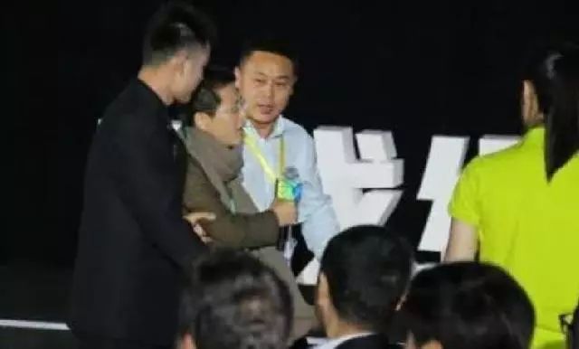 李彦宏遭泼水掀开的网络众生相-锋巢网