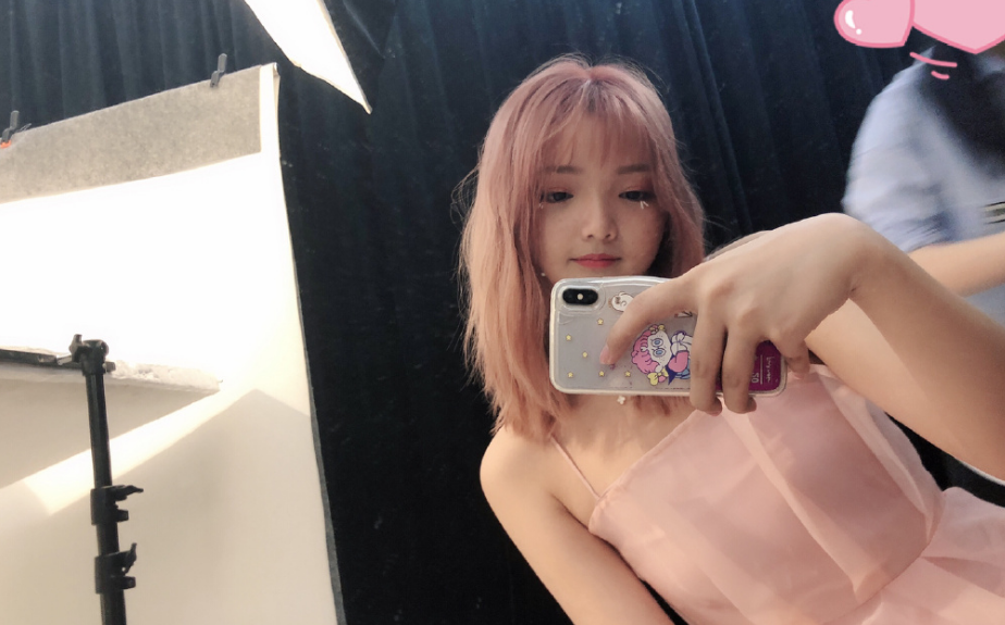 作为萝莉系的女主播,深海鱼的确外貌不错.