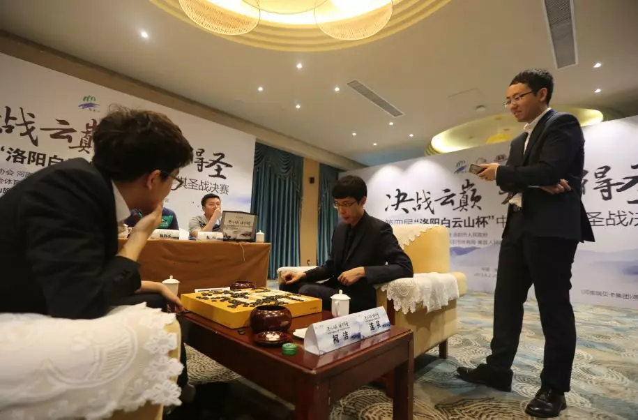 中国围棋棋圣战今日开赛，柯洁vs连笑对决白云山，首局连笑先拔头筹