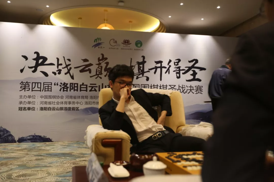 中国围棋棋圣战今日开赛，柯洁vs连笑对决白云山，首局连笑先拔头筹